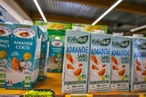Latte di mandorle bio negozio