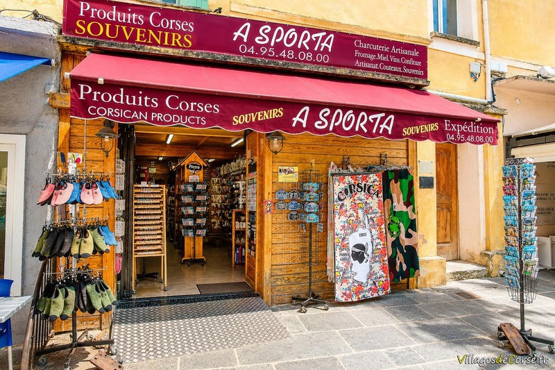 Innenbereich der Souvenirboutique A Sporta - Corte, Korsika