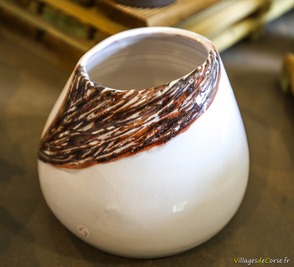 Asymmetrical decorative earthenware vase - Atelier Caruli