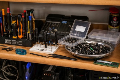 Atelier de réparation informatique - Outils et visserie Micro Island