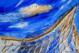 Peinture sur toile art abstrait bleu en relief avec objets de la mer