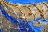 Peinture sur toile art abstrait bleu en relief avec objets de la mer