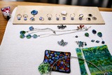 Atelier Atraverre à Calvi - Plan de travail et bijoux en verre