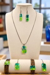 Parure en verre vert - Collier et boucles d'oreilles Atraverre