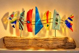 Poisson décoratif en verre bleu, rouge et jaune - Montage sur bois