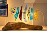 Poisson décoratif multicolore en verre - Création sur bois flotté
