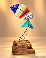 Sculpture de poisson en verre multicolore - Création sur bois flotté