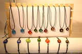 Bunte Glas-Halsketten und Armbänder - Atraverre Calvi