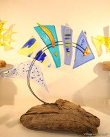 Bunte Glasfische mit Treibholz - Dekoratives korsisches Handwerk