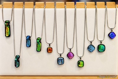 Colliers et pendentifs en verre dichroïque multicolore - Atraverre