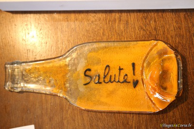 Abgeflachte Glasflasche als Tablett - Verrerie Atraverre - Calvi, Korsika
