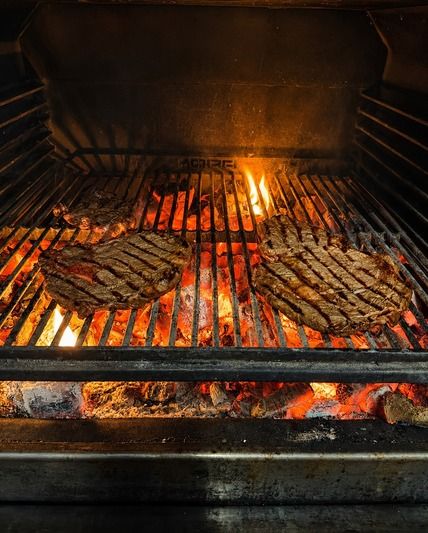 Cottura della carne al fuoco di legna - Ristorante Chez Marc a Centuri