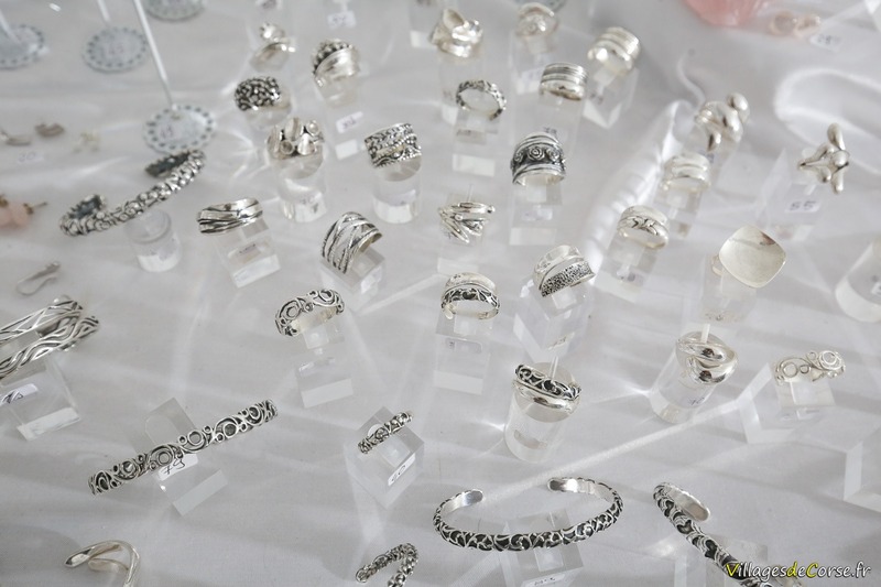 Ausstellung handgefertigter Silberringe und Armbänder