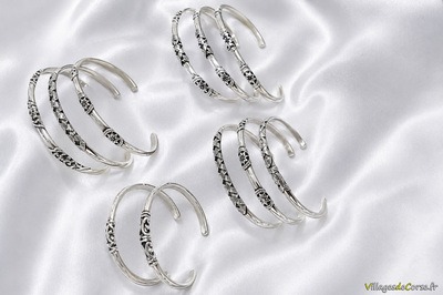 Silberne Armbänder aus der BdeH-Werkstatt