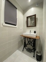 Vue du lavabo et salle de bain - Location appartement à Vallecalle, Haute-Corse