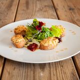 Insalata tiepida di formaggio di capra