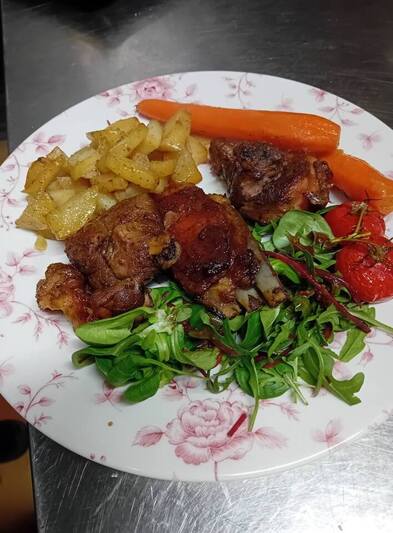 Gebratenes Zicklein in der Bauernhof-Gaststätte - Santa Cristi - Casabianca in der Castagniccia