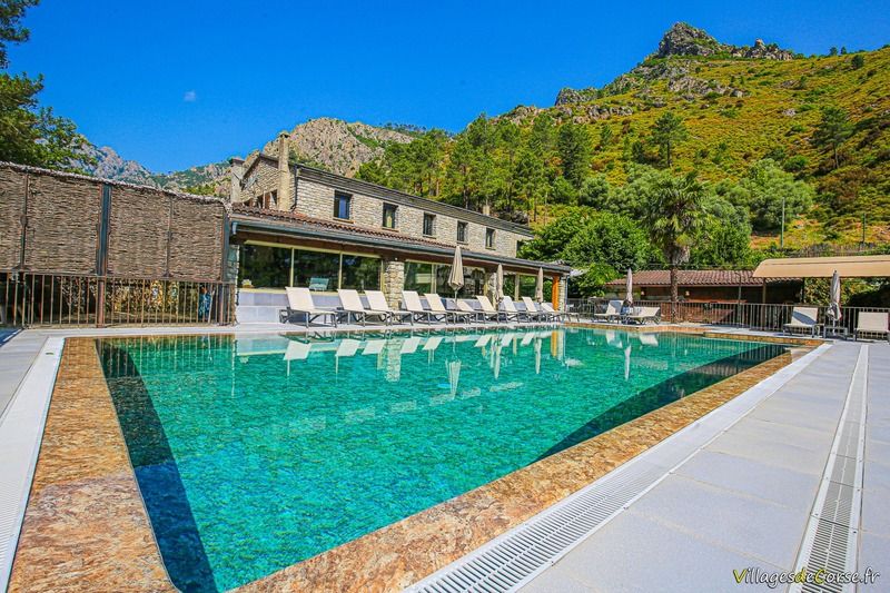 Piscina - Terrazza del ristorante a Corte in Alta Corsica