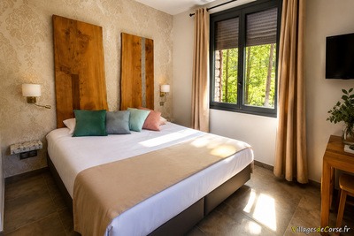 Walk-in shower - Renovated rooms at Auberge de la Restonica