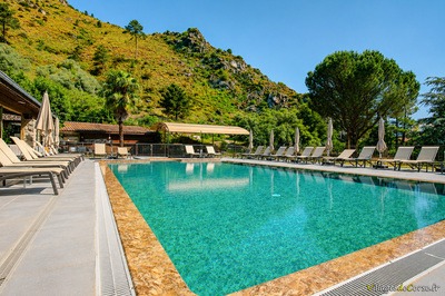 Shaded terrace by the river - Auberge de la Restonica Restaurant
