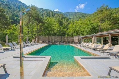 Piscina con sdraio - Ristorante Auberge a Corte