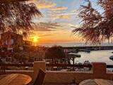 Terrasse des Restaurants Le Vieux Moulin bei Sonnenuntergang - Centuri auf Korsika