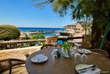 Gedeckter Tisch mit Blick auf den Hafen von Centuri - Restaurant Le Vieux Moulin