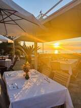 Blick auf den Sonnenuntergang vom Restaurant Le Vieux Moulin - Cap Corse
