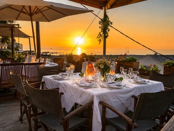 Sonnenuntergang auf der Terrasse des Restaurants Le Vieux Moulin - Hafen von Centuri im Cap Corse