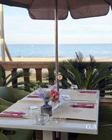 Gedeckter Tisch auf Meerblick-Terrasse - Restaurant San Pellegrino Folelli