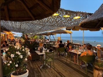 Strandrestaurant mit Blick auf das Mittelmeer - Hôtel San Pellegrino in Folelli, Casinca