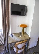 Angolo scrivania con TV - camera d?albergo U Campanile a Vivario