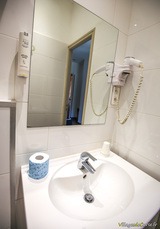 Lavabo del bagno - hotel U Campanile Vivario, attrezzature moderne
