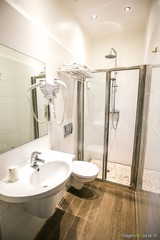 Bagno privato - hotel U Campanile a Vivario con doccia moderna