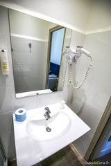 Waschbecken, Spiegel und Haartrockner - Bad im Hotel U Campanile Vivario