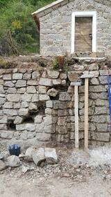 Ouverture du mur en pierres pour réalisation escaliers en encorbellement - avril et mai 2017