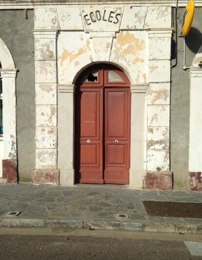 Porte d'école avant restauration