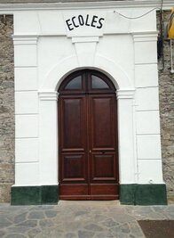 Porte d'école après restauration
