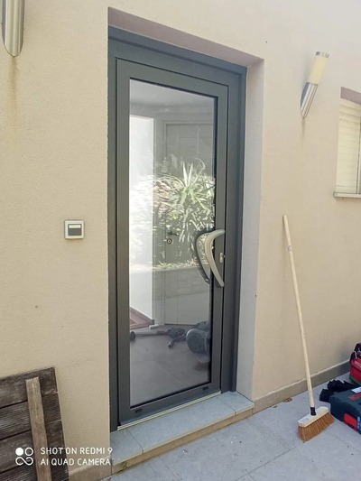 Porte d'entrée vitrée en aluminium gris anthracite - Installation A.I.P à Vescovato