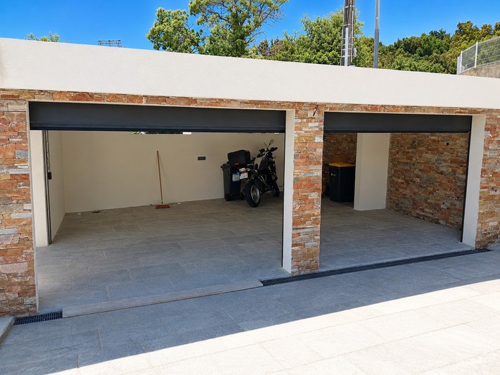 Portes de garage sectionnelles motorisées - Installation AIP à Vescovato