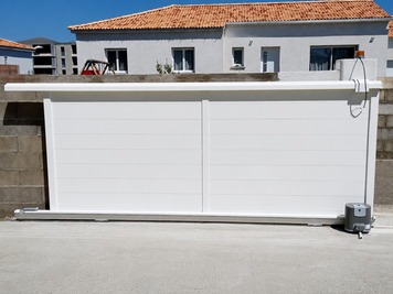 Portail coulissant motorisé blanc - Menuiserie aluminium AIP à Vescovato