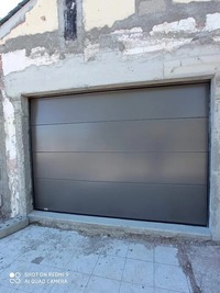 Porte de garage sectionnelle motorisee grise aip vescovato