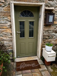 Porte d'entrée aluminium verte traditionnelle - Rénovation maison corse par AIP à Vescovato