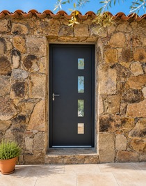 Porte d'entrée aluminium anthracite sur façade en pierre - Installation AIP à Vescovato