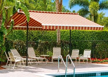 Store double pente extérieur pour piscine - Installation AIP en Haute-Corse