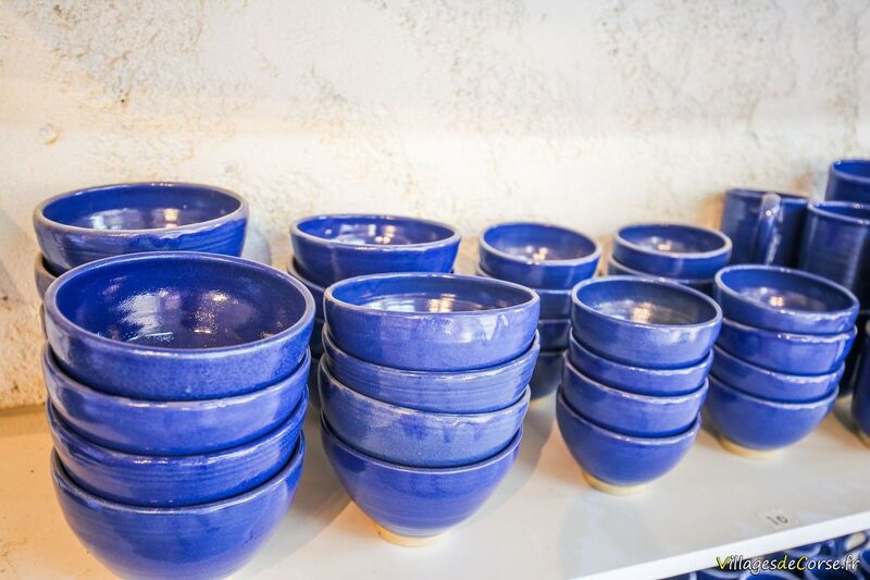 Ciotola blu in ceramica corsa di Corbara