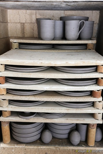 Cuisson de poteries artisanales en grès - Atelier de Corbara