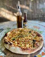 Pizza mit Ziegenkäse, Honig und Käse - A Bastella, Pizzeria in Lucciana