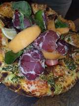 Korsische Pizza mit Coppa und Melone - A Bastella, Lucciana