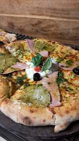 Pistacetta-Pizza - Pistaziencreme und Mortadella - A Bastella, Lucciana